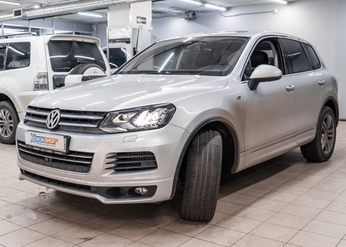 Замена ксеноновых ламп на Volkswagen Touareg рест. + полировка фар