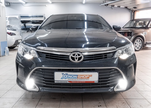 Замена галогенных ламп в ПТФ Toyota Camry 3.5 на светодиоды