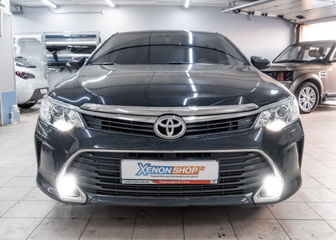 Замена галогенных ламп в ПТФ Toyota Camry 3.5 на светодиоды