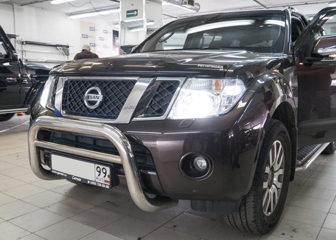 Замена ксеноновых ламп Ниссан Патфайндер / Nissan Pathfinder на Philips X-treme Vision Gen2 D1S и блока розжига