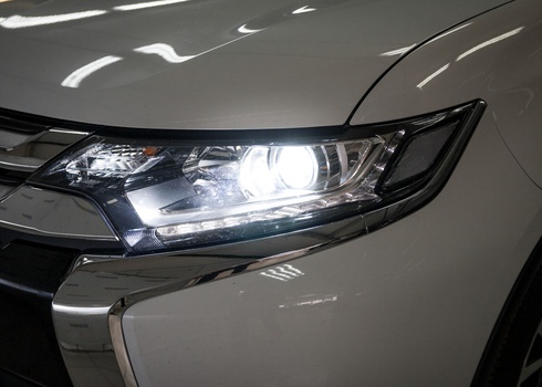 Замена штатных ламп Mitsubishi Outlander 3 на светодиодные лампы Philips H7 X-Treme Ultinon LED