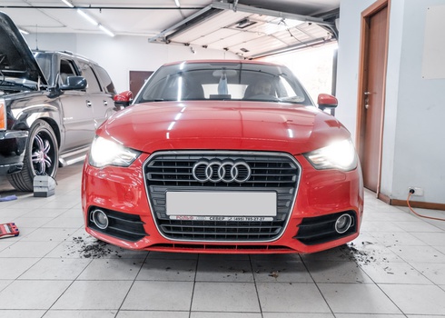 Установка новых ксеноновых ламп в фары Audi A1