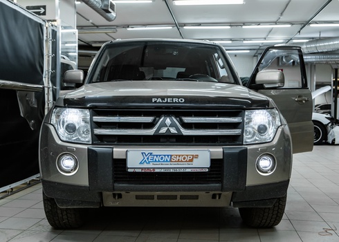 Замена противотуманных модулей на светодиодные на авто Mitsubishi Pajero IV 2007 года + замена габаритов