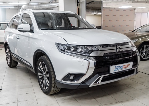 Установка защитной сетки радиатора в бампер Mitsubishi Outlander III рестайлинг 3 2020 года