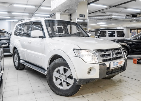 Замена линз  и стёкол на Mitsubishi Pajero IV рестайлинг 1 2013 года