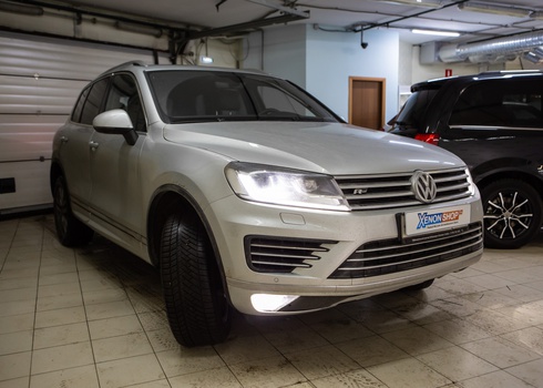 Замена галогенных ламп в ПТФ Фольксваген Туарег ФЛ / Volkswagen Touareg FL на светодиодные