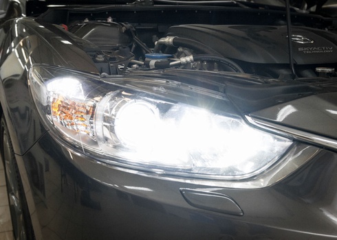 Замена ламп дальнего света Мазда 6 / Mazda 6 на светодиодные лампы Optima Cobalt H15 с ДХО