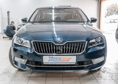 Надежная защита фар Skoda Superb полиуретановой пленкой