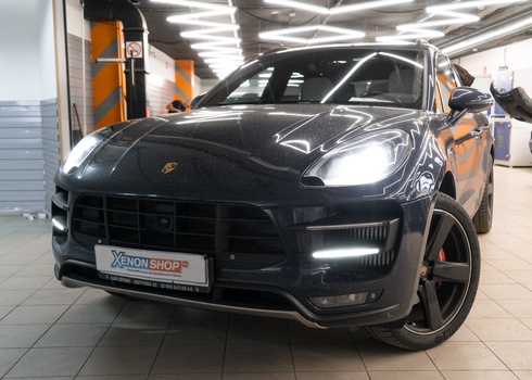 Замена ксеноновых ламп Porsche Macan Turbo (2015)