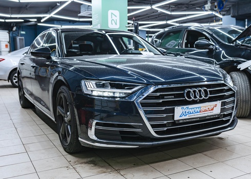 Замена стекла правой фары Audi A8 после запотевания