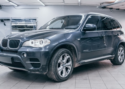 Оклейка атермальной пленкой передних боковых стекол BMW X5 E70