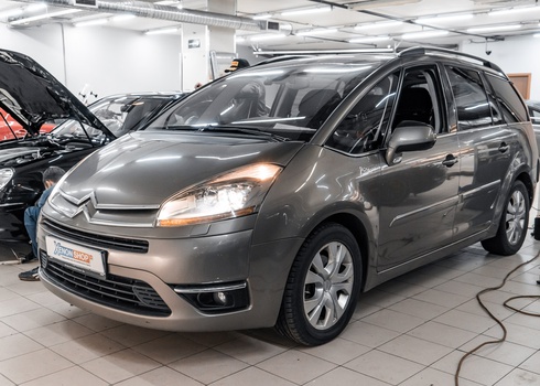 Замена штатных линз Citroen C4 Picasso