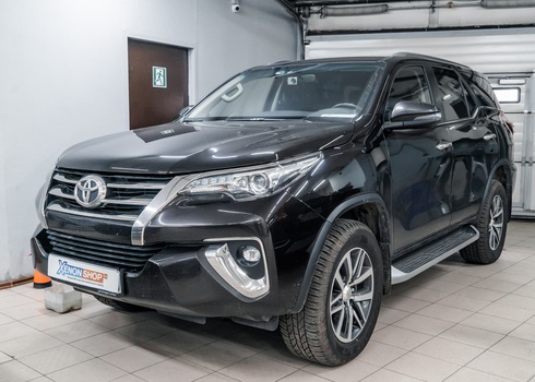 Поклейка атермальной пленки 3M Crystalline 70 на передние боковые стекла Toyota Fortuner