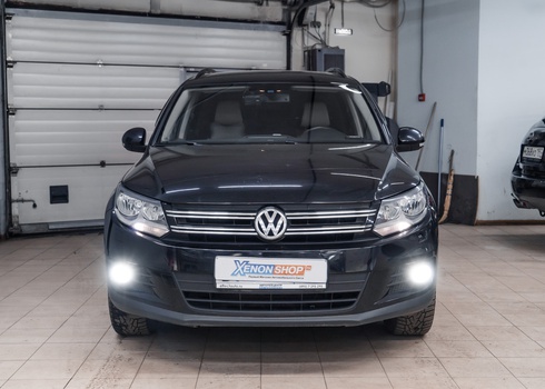 Замена галогена в ПТФ Volkswagen Tiguan на светодиодные лампы