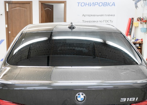Поклейка тонировки 3M на задние стекла БМВ Ф30 / BMW F30