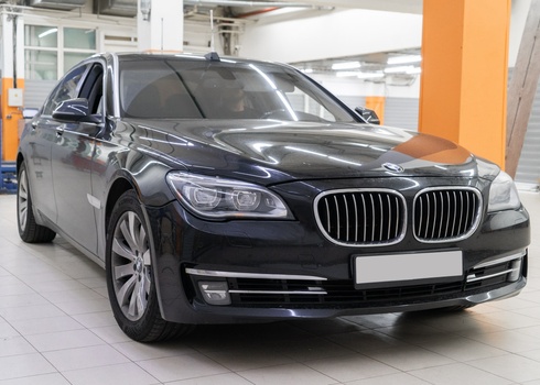 Замена стекла фары BMW F02 750Li (2013)