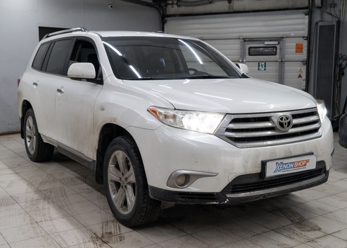 Замена линз в фарах Toyota Highlander (2013) на светодиодные модули