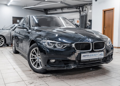 Замена сломанного стекла фары BMW F30 320i LCI после ДТП