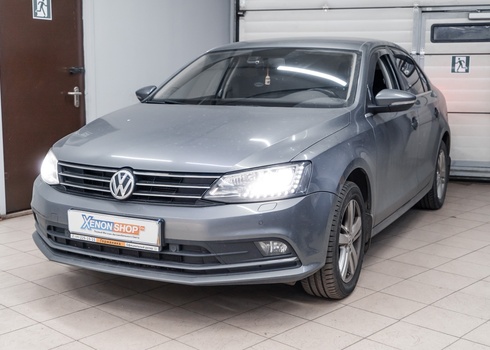 Замена выгоревшего ксенона в ближнем свете Volkswagen Jetta (2015)