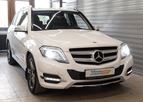 Замена ксеноновых ламп в фарах Mercedes-Benz GLK 220d (2015)