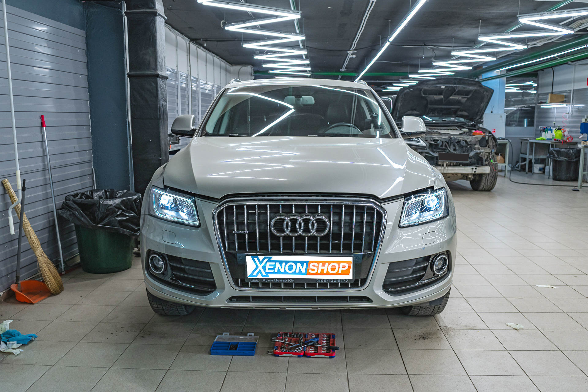 Устранение запотевания фары Audi Q5 (2016)