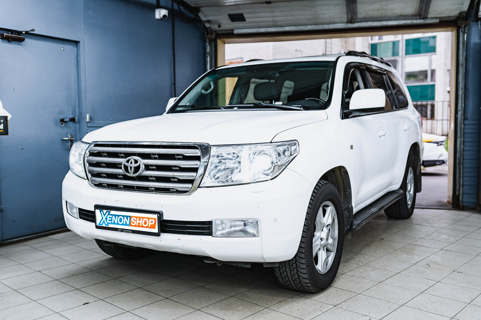 Замена линз в фарах Toyota Land Cruiser 200 на LED-модули