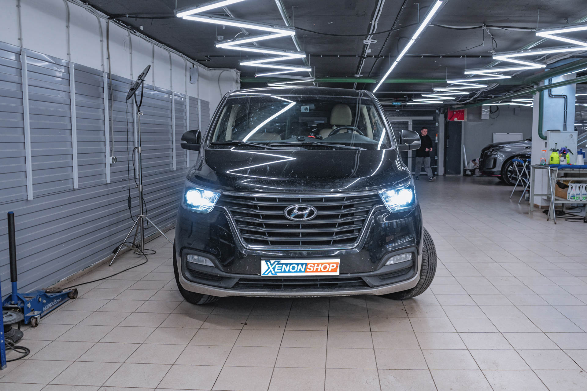 Установка LED-ламп в фары Hyundai Grand Starex