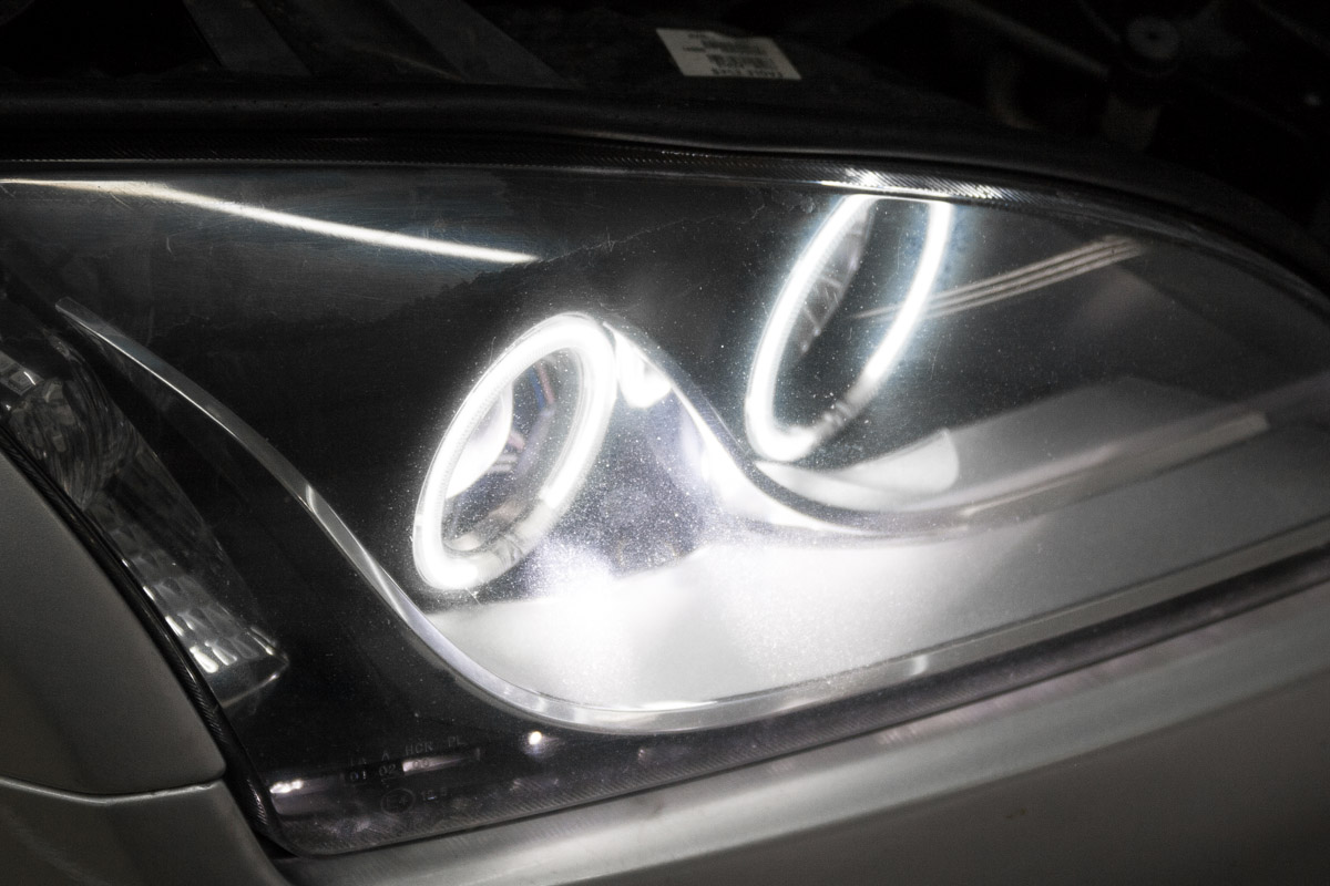 Вид Ford Focus после установки ламп XS-Light в ближний свет.