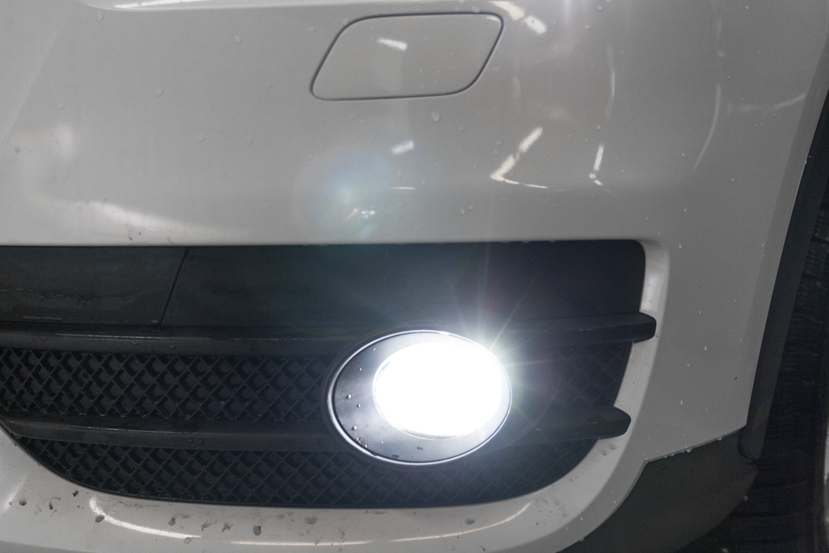 Вид Audi Q5 после установки ламп XS-Light в ближний свет и ПТФ.