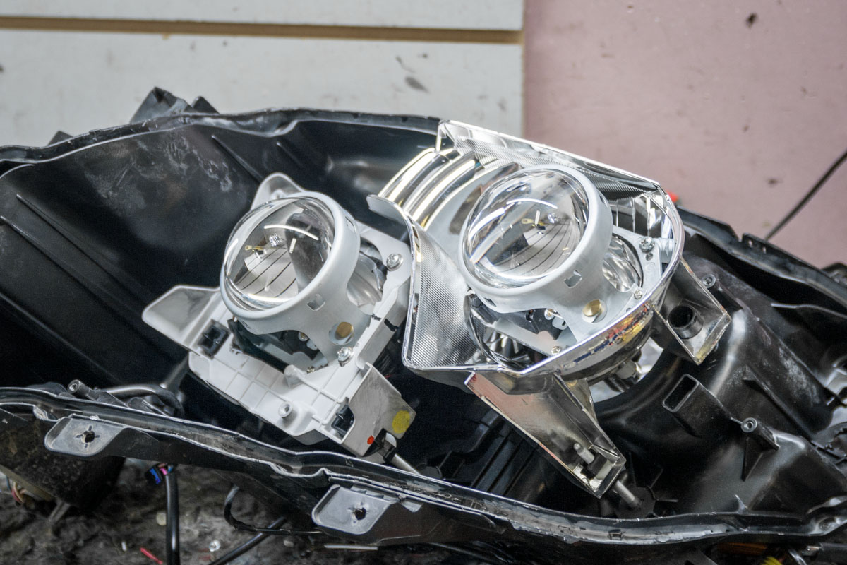 Две линзы Optima Professional в фаре Toyota Prado 150.
