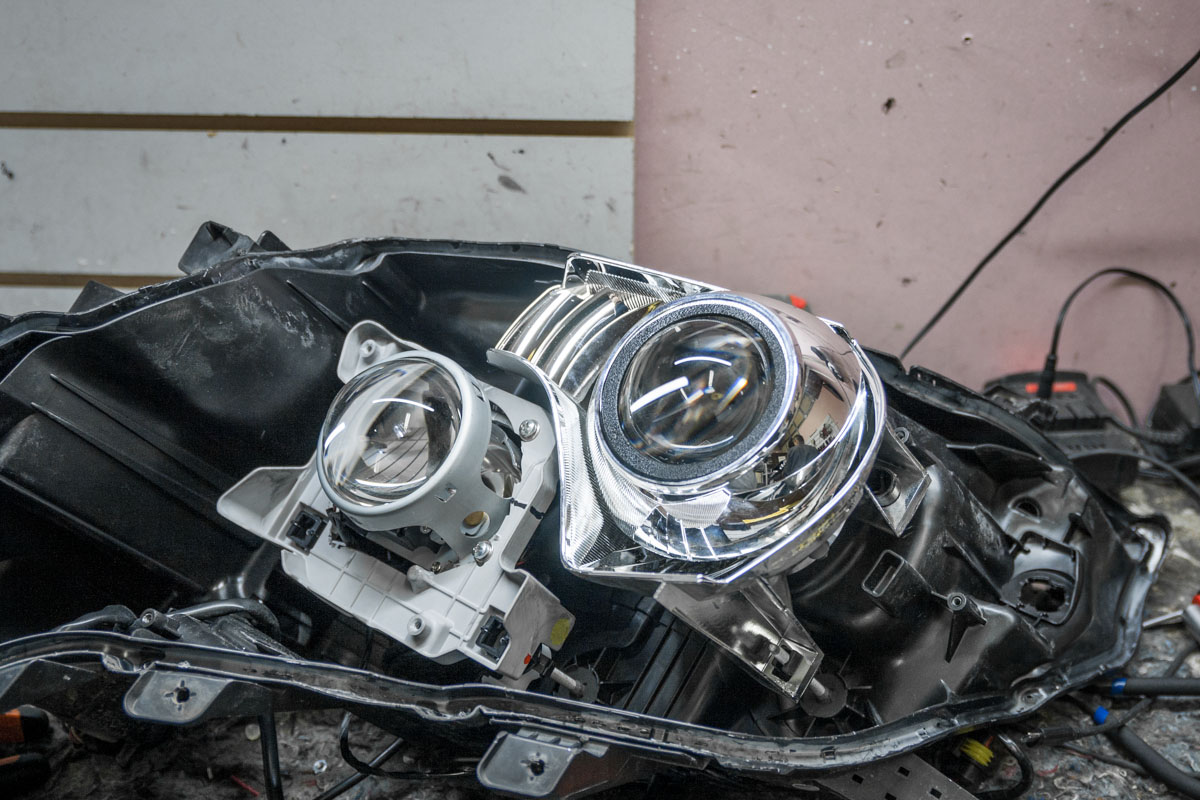 Две линзы Optima Professional в фаре Toyota Prado 150.