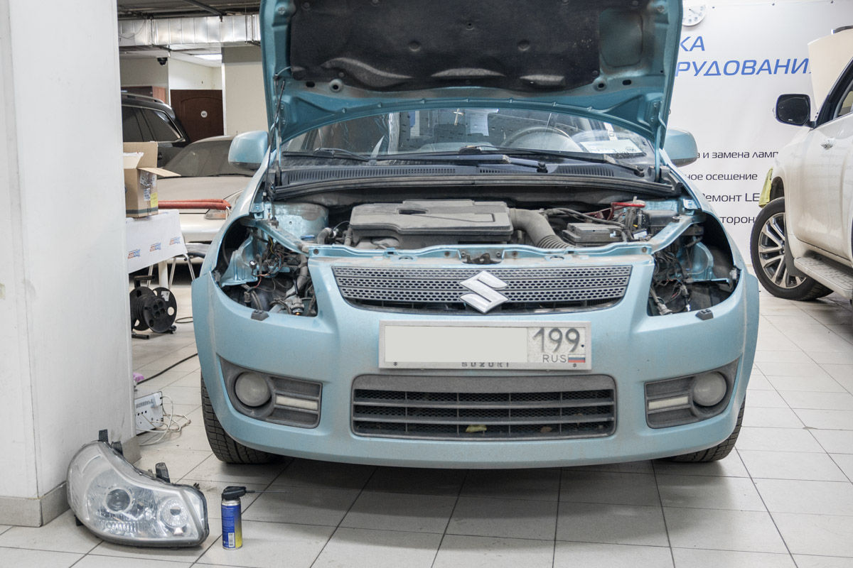 Авто после демонтажа старых фар.