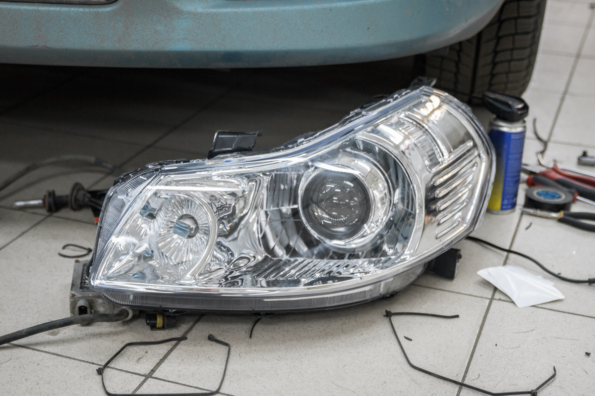 Герметизация новых фар и установка их на автомобиль.