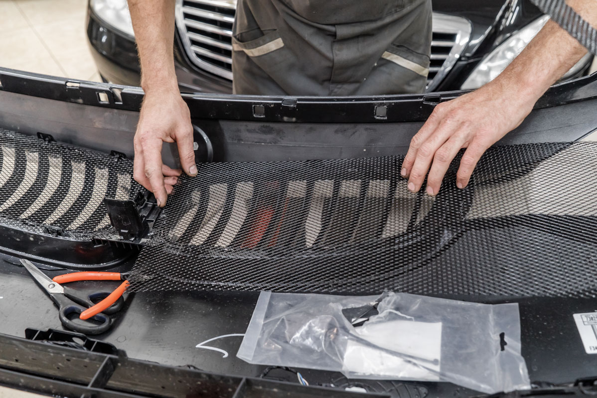 Маз5440 сетка радиатора защитная. Ниссан кашкай j10 сетка в бампер. Сетка в бампер. Защита радиатора на машине. Сетка в бампер.