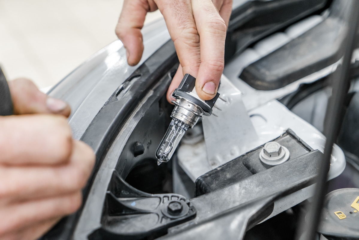 Как достать лампу из фары. Лампы ближнего света форд эксплорер 3. Ниссан патфайндер лампочки габарита. Крепление лампочки ближнего света калина 2 универсал. Как достать лампочки из фар шевроле круз.