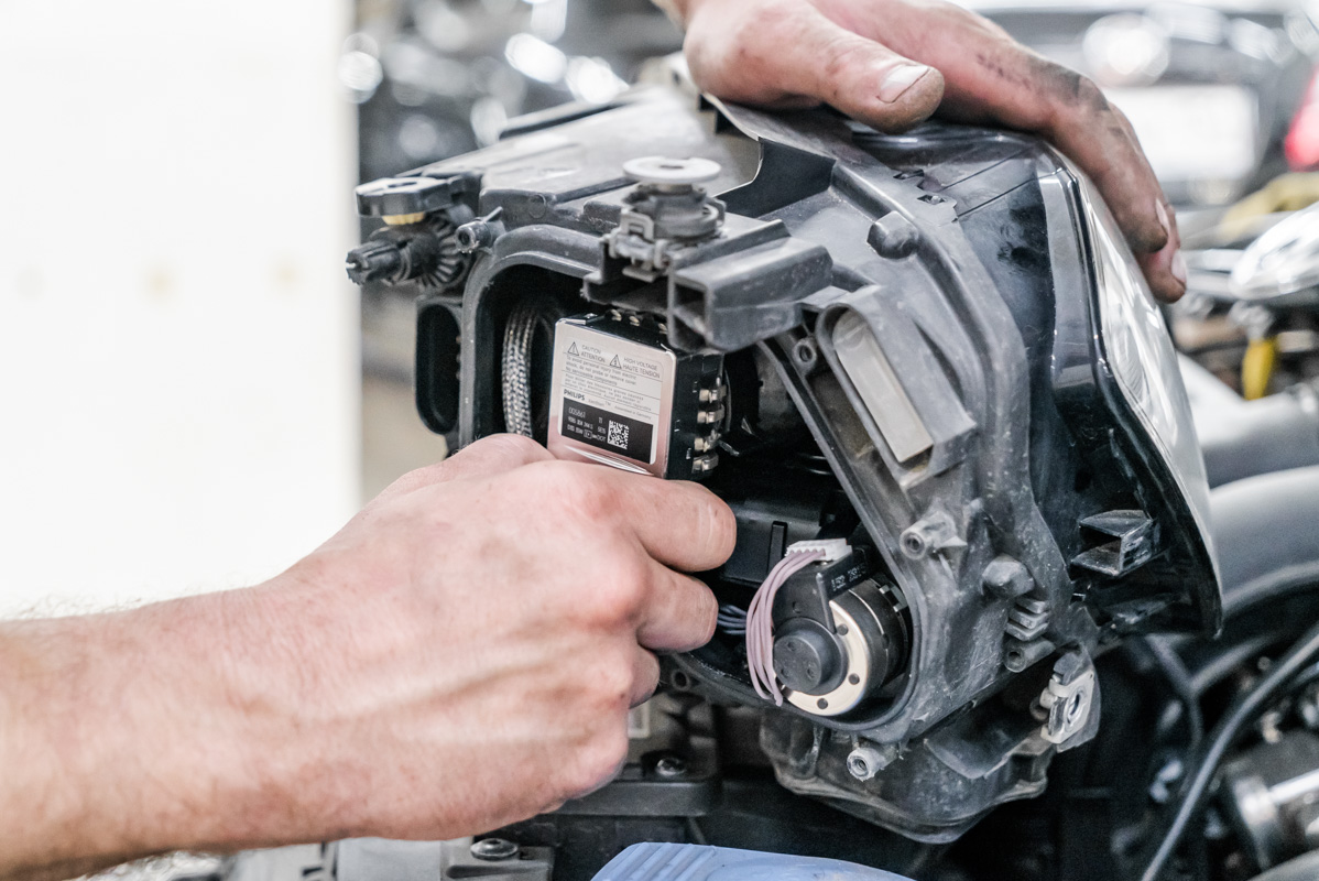 Меняем лампу ближнего света volkswagen golf 7. Инструмент для снятия передних фар гольф 7. Лампы ближнего света golf 7. Лампочки ближнего света фольксваген гольф плюс 2012. Замена лампы гольф 7.