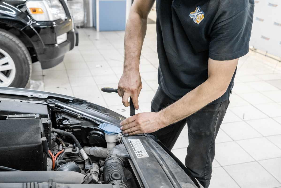 Как поменять лампочку на фольксваген гольф 7. Снятие фары фольксваген гольф. Детейлинг b7 volkswagen. Лампочки ближнего света фольксваген гольф плюс 2012. Замена лампы гольф 7.