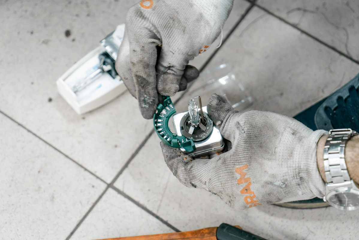 Лампа ауди а3. Лампа боижнего санта ауди q3. Лампа ближнего света ауди а3. Лампочки ближний свет ауди а6 с6 2005. Замена лампочки ближнего света ауди а3.