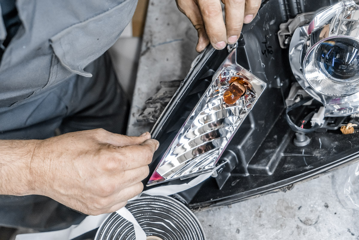 Лампочка ближнего света j32. Nissan teana фара лампочка ближнего света. Как поменять лампочку ниссан теана. Лампа заднего габарита teana j31. Фишка лампы ближнего света ниссан теана 33.