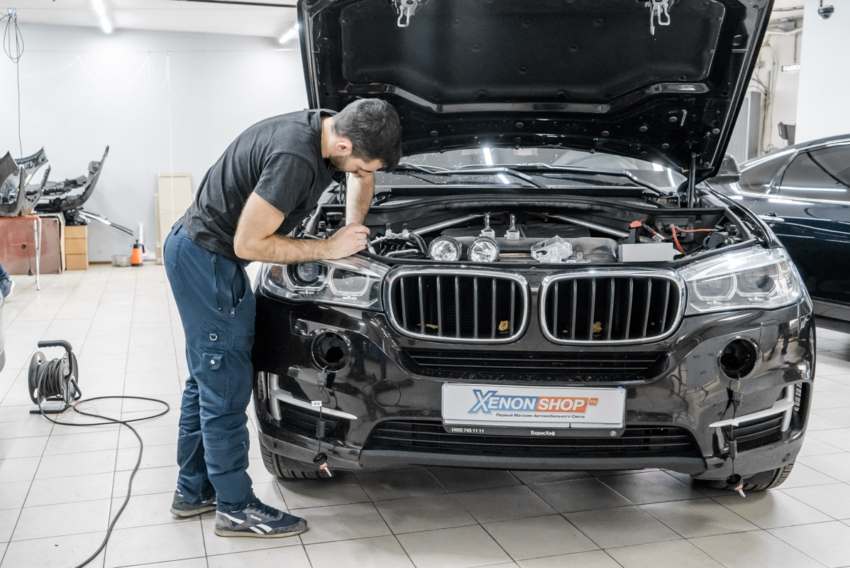 Bmw x5 капот. BMW x5 f15 под капотом. Капот БМВ х5 f15. BMW x6 открытый капот. BMW x5 f15 лампа ксенон.