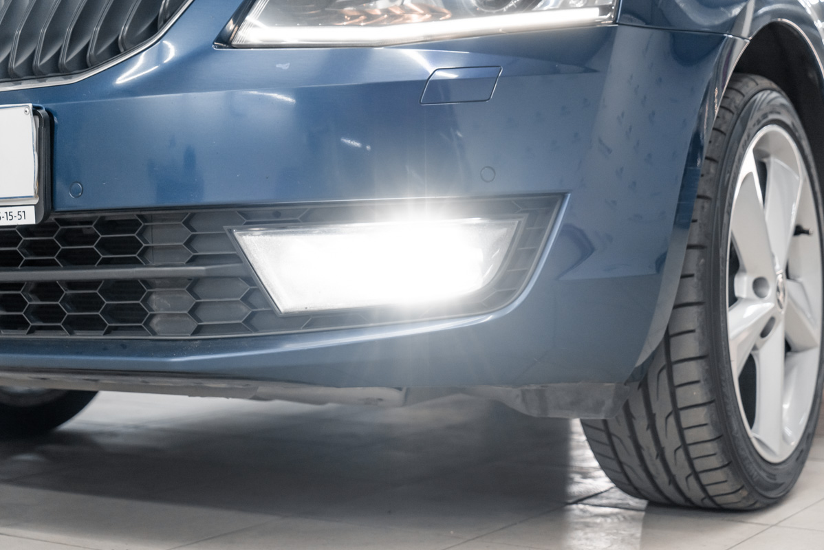 PTF světlo s LED a pohled na auto po práci.