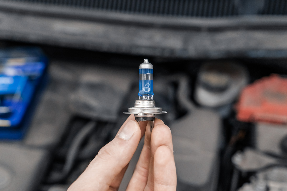 лампы дальнего света toyota rav4 2013. лампочки филипс кио рио 2013года. лампа hb3 x-tremevision g-force b1 в линзованной оптики. замена головного освещения. лампочка ближнего света тойота рав 4.