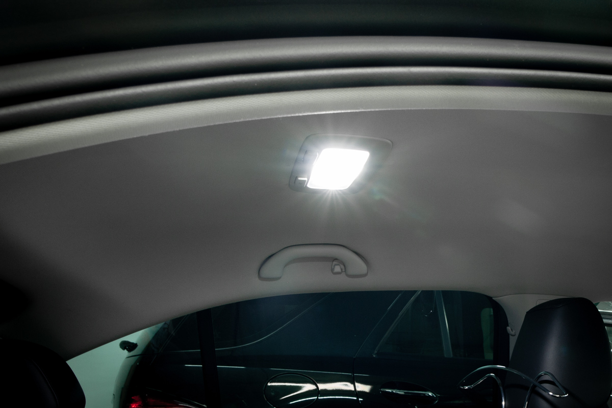 Originální osvětlení interiéru a ukázka nového osvětlení interiéru LED svítidly.