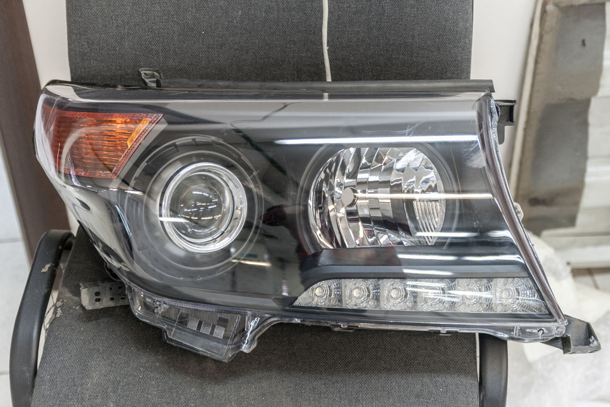 Land Cruiser 200 со снятыми фарами и две фары с уже новыми стеклами.